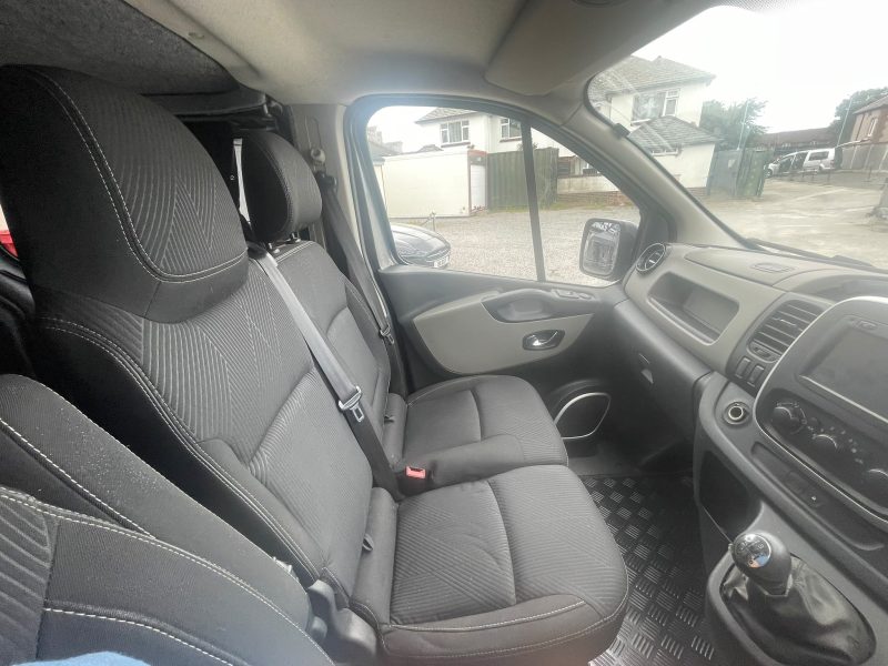 2014 RENAULT TRAFIC SPORT TDi 1.6ltr DIESEL (29)