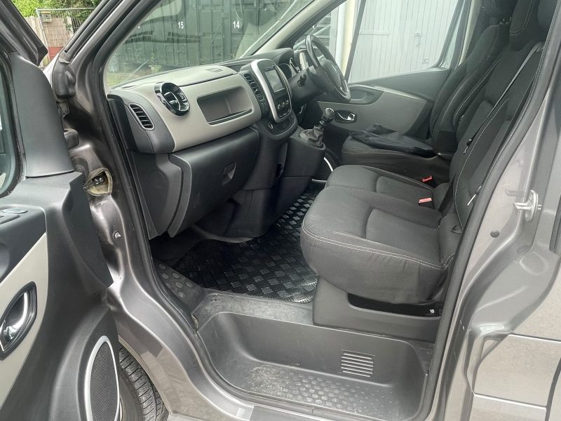 2014 RENAULT TRAFIC SPORT TDi 1.6ltr DIESEL (41)