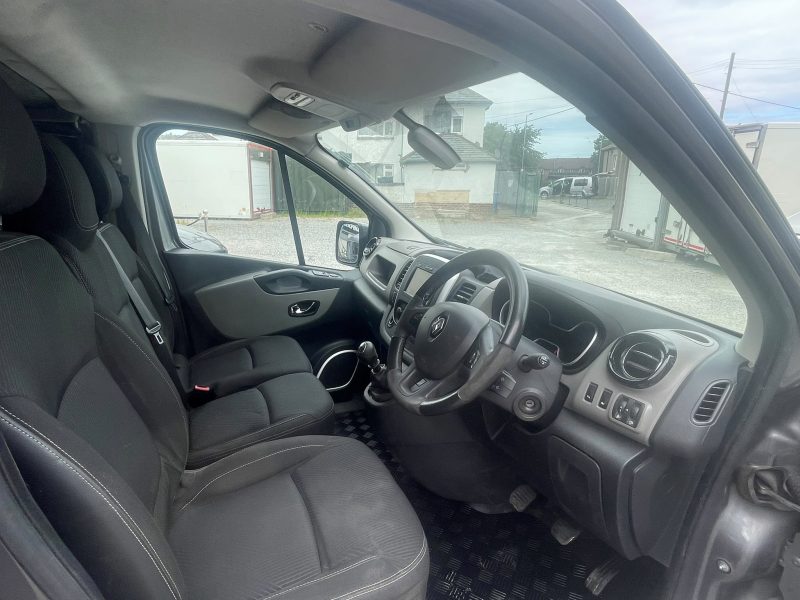 2014 RENAULT TRAFIC SPORT TDi 1.6ltr DIESEL (46)