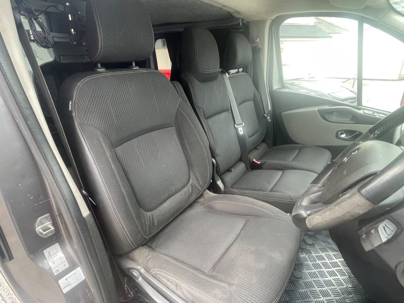 2014 RENAULT TRAFIC SPORT TDi 1.6ltr DIESEL (5)